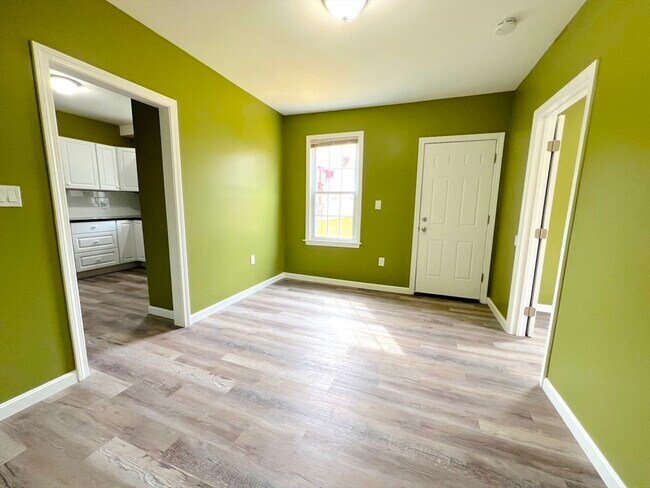 Building Photo - 156 Grinnell St