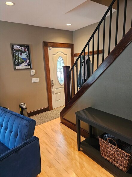 Front entry - 521 Memphis Ave