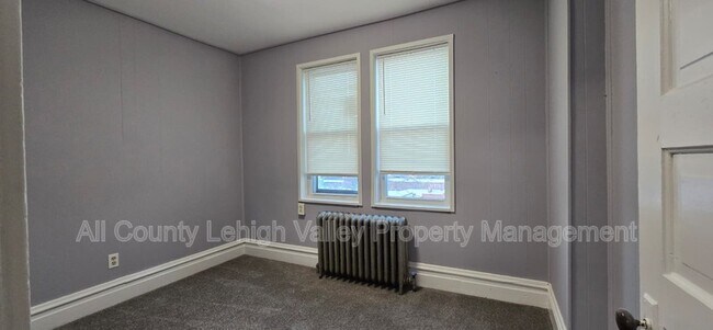 Building Photo - 1037 E 4th St