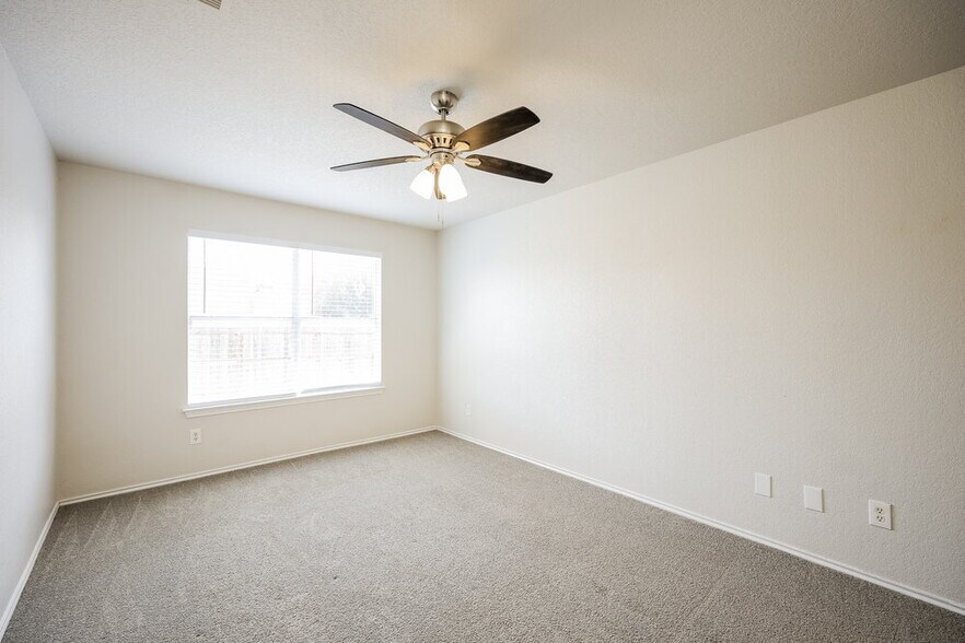 Building Photo - 2402 Sunview Lake