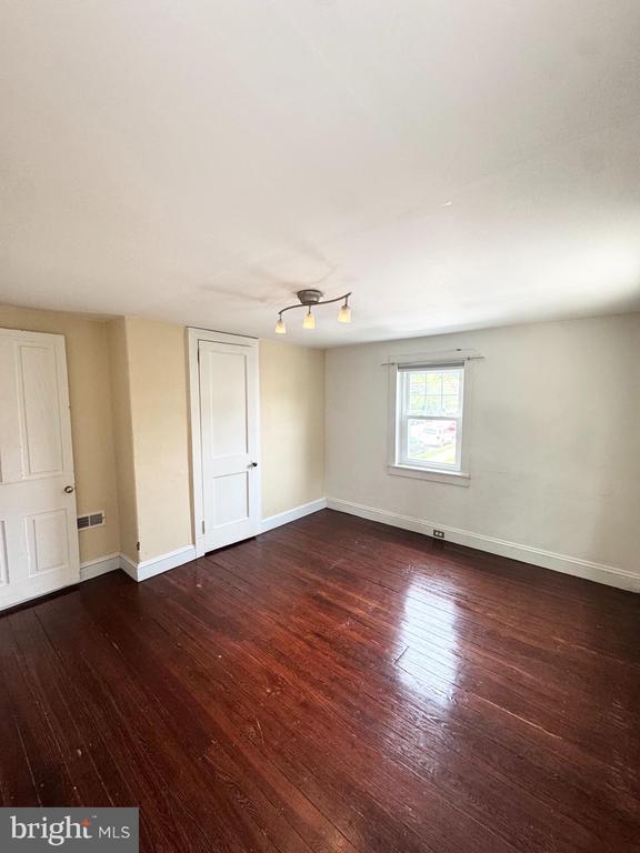 Building Photo - 150 E Hartwell Ln