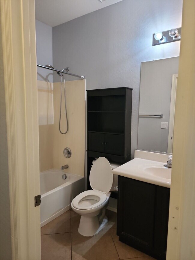 Building Photo - "Charming Anthem Retreat: 3-Bed, 2-Bath Ge...
