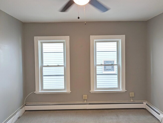 Building Photo - 685 Massabesic St