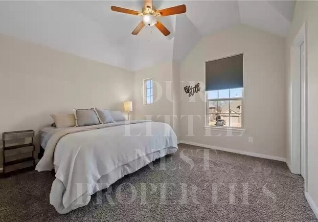 Building Photo - 10712 Fallbrook Rd