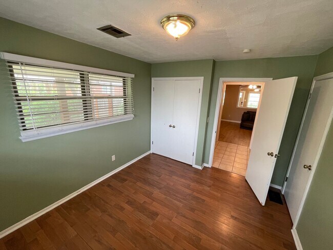 Building Photo - 4 bed 2 bath 2 car, Great Character and st...