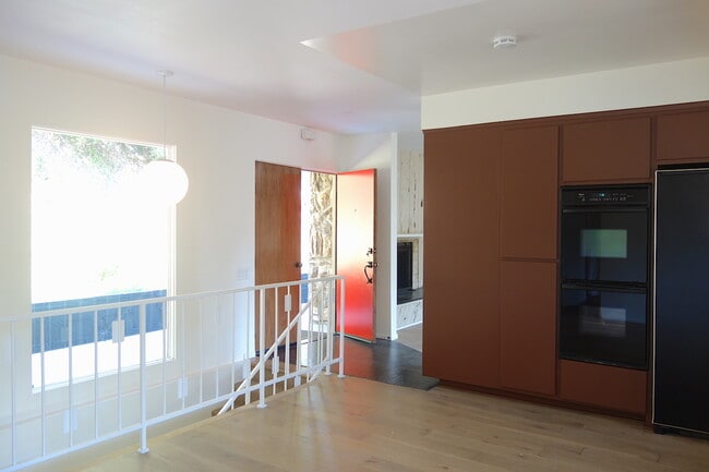 Building Photo - 702 Cavanagh Rd