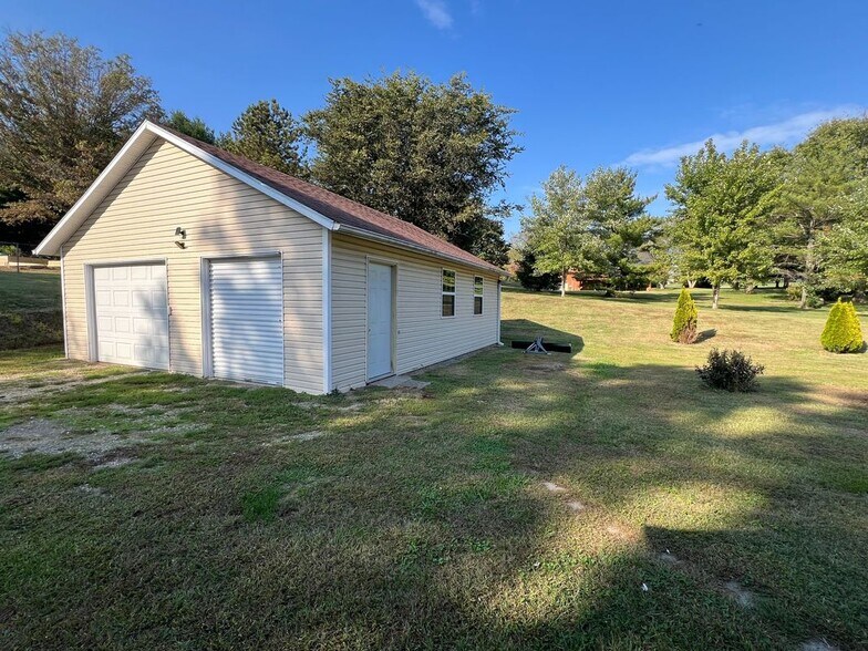 Building Photo - 398 Shady Brook Dr