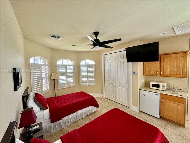 Building Photo - 1740 Ludlow Rd