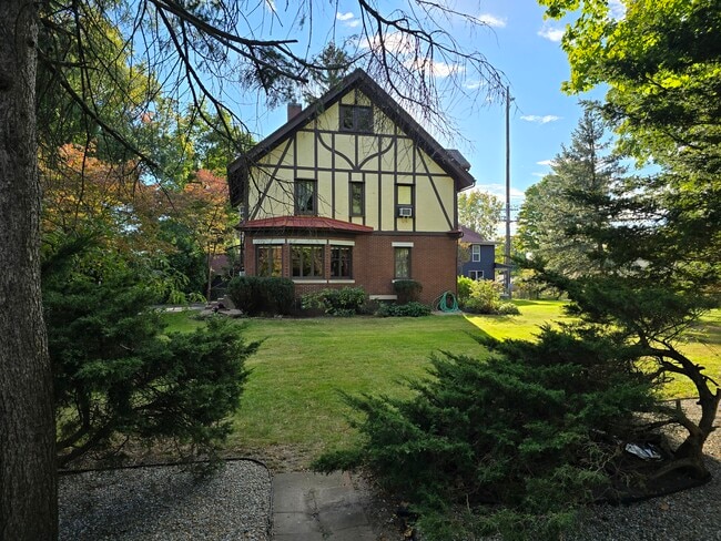Building Photo - 1004 Weller Ave