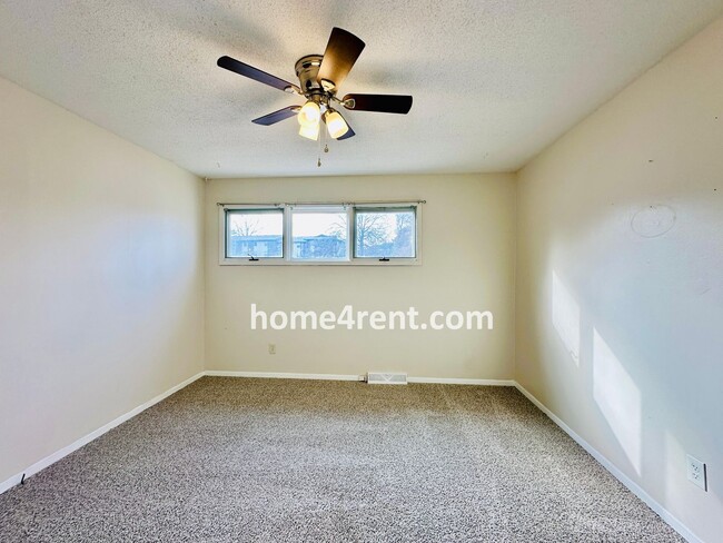 Building Photo - Brand New Flooring, Updated Kitchen/Bathro...