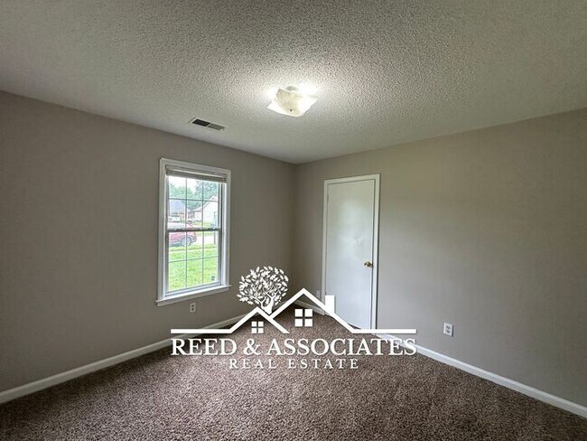 Building Photo - Bartlett Home Located in Quiet Cove!