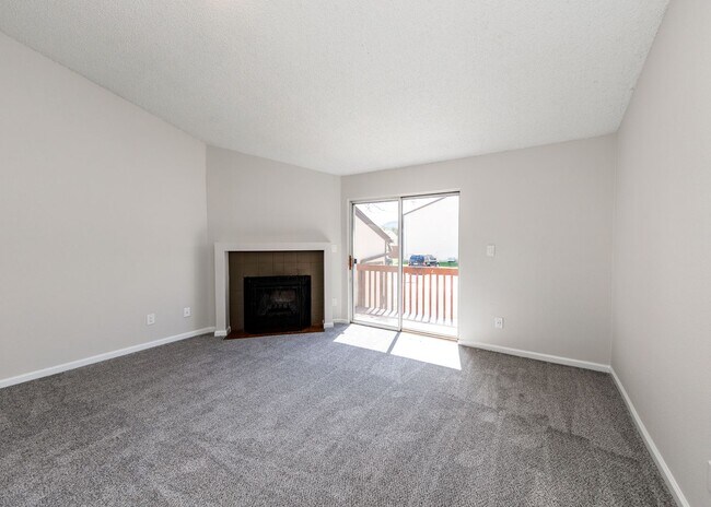 Building Photo - Lovely End Unit 2 Bed Condo, Centrally Located