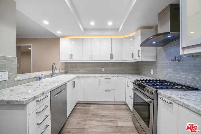 Building Photo - 15233 Magnolia Blvd