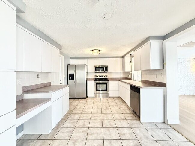 Building Photo - 3411 Cincinnati Dr