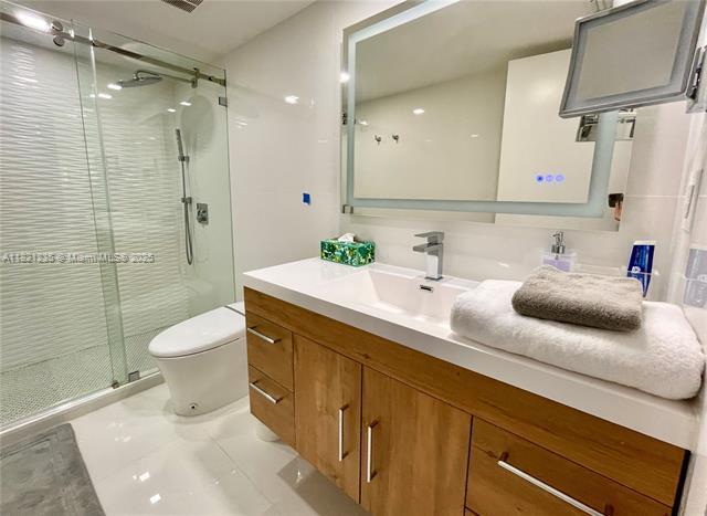 Building Photo - 1300 Brickell Bay Dr