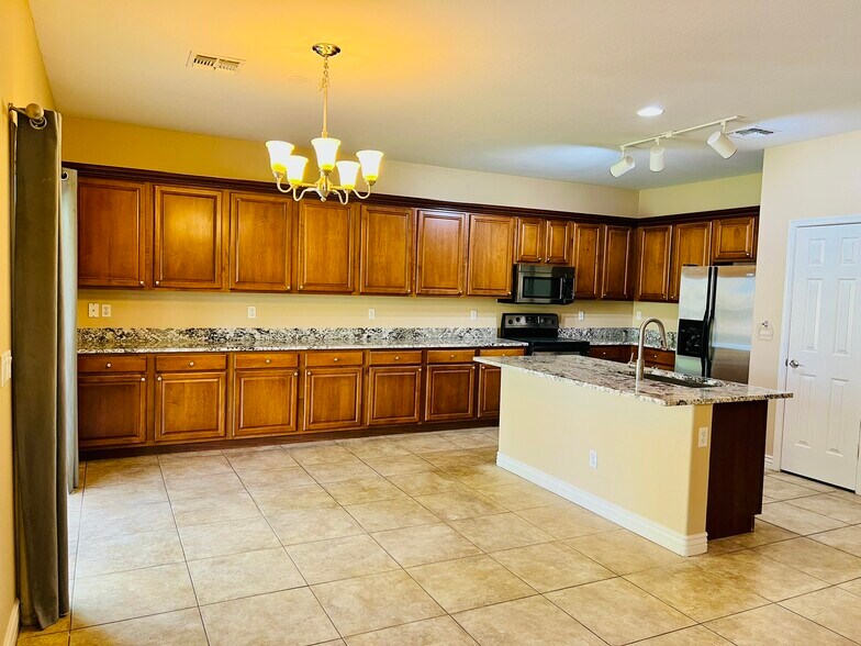Building Photo - 1326 E Macaw Dr