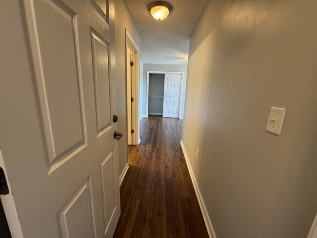 Building Photo - 3 bed 3 bath student and family housing ap...