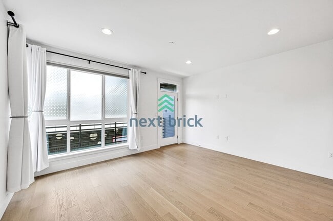 Building Photo - 2 bed and 2.5 bath Modern Townhome Downtow...