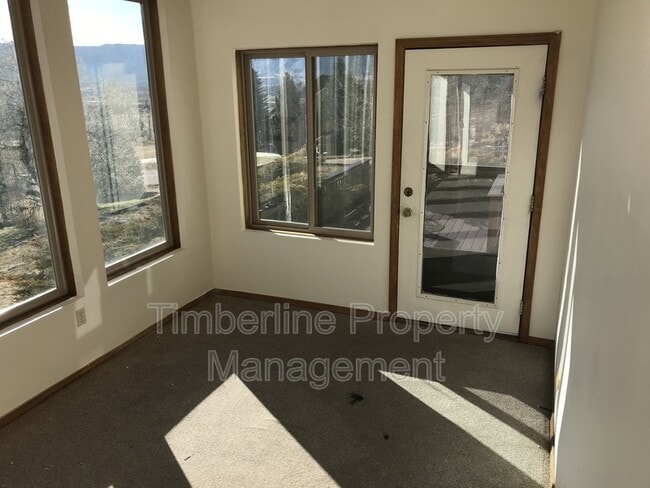 Building Photo - 936 Caribou Dr W