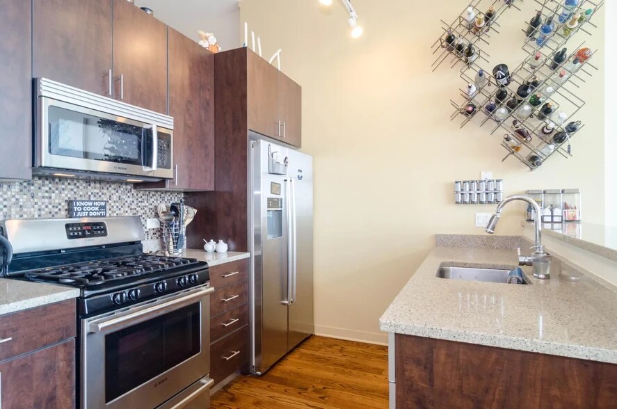 Building Photo - 1224 W Van Buren St