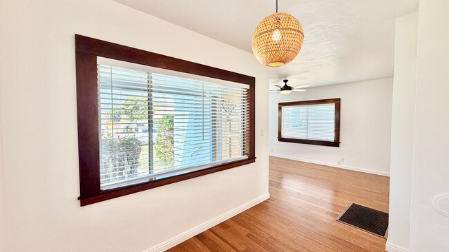 Building Photo - Darling Single Story Home, Blocks from the Beach, Amazing Location, & Close to Everything!