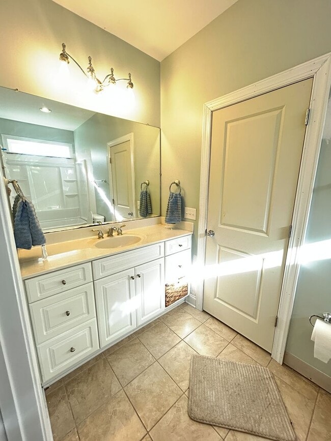 Building Photo - Charming 3BD, 2BA home with spacious yard and screened in porch