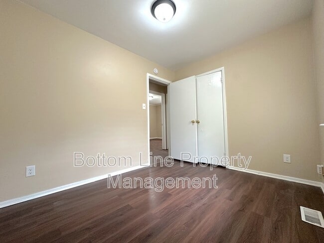 Building Photo - 3615 Midfield Dr