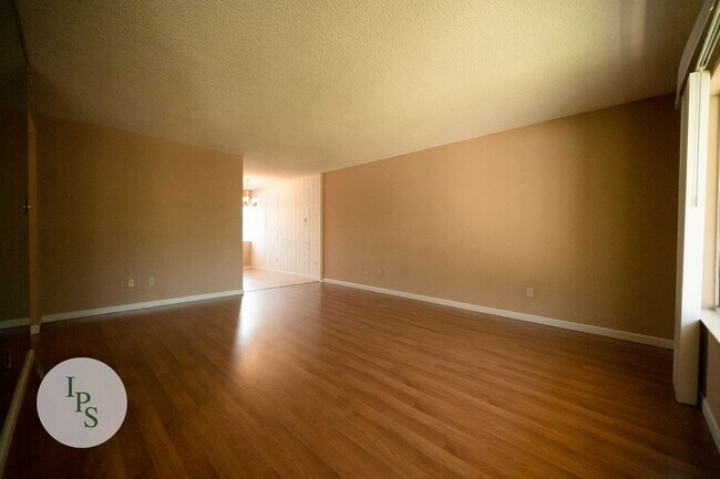 Building Photo - 5090 N Roosevelt Ave
