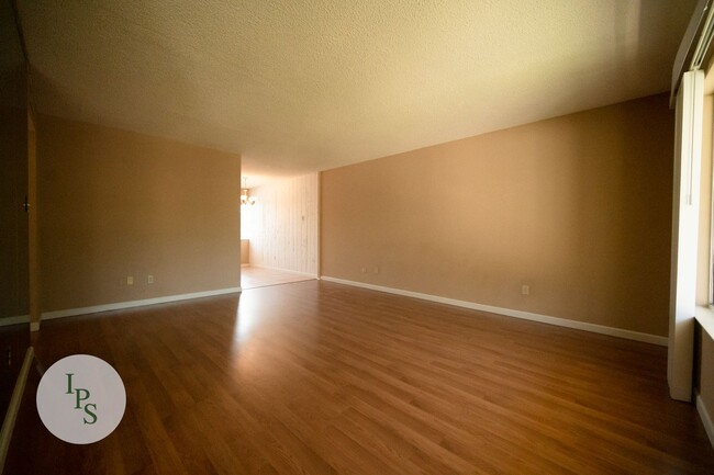 Building Photo - Fig Garden TownHome, 2BR/1BA – Great location, well maintained community!