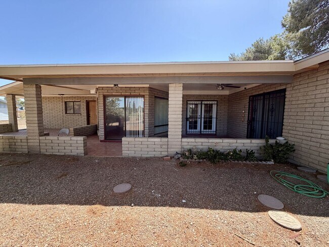 Building Photo - 3028 S Fairway Ave