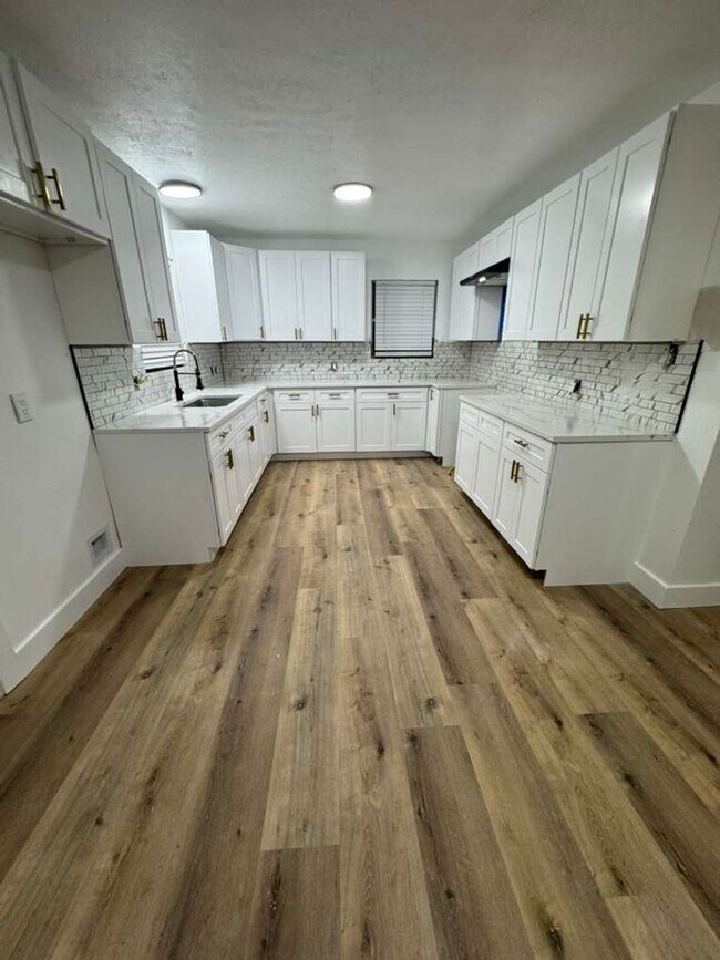 Building Photo - BEAUTIFUL HOME IN WEST ORANGE. MOVE IN READY!.