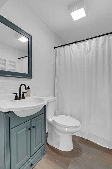 Building Photo - 9919 Clyde Ave