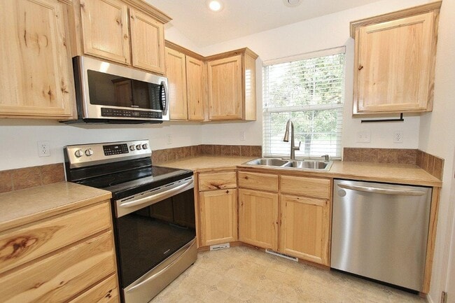 Building Photo - Spacious Craftsman Style Home
