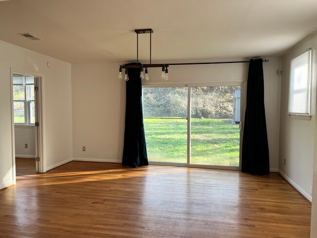 Building Photo - 3047 O St SE