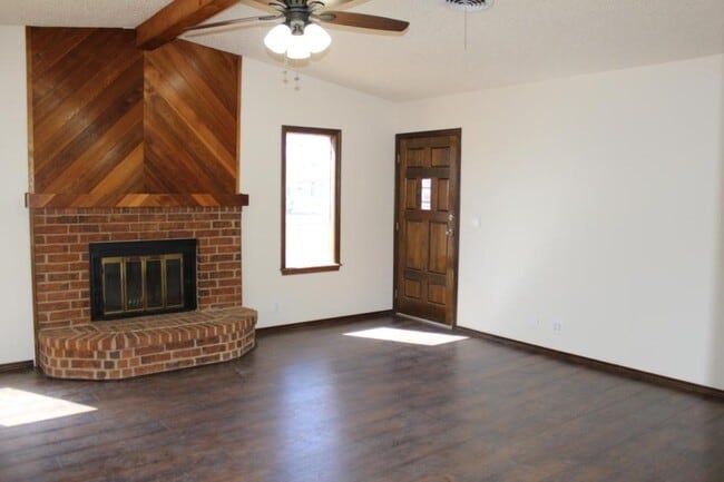 Building Photo - 610 N El Paso Ave