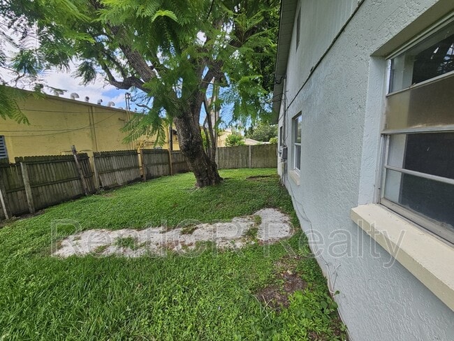 Building Photo - 1409 Laura St