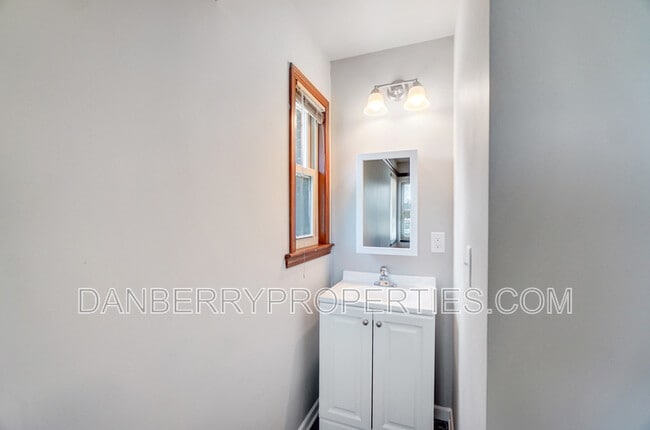 Building Photo - 1133 N Byrne Rd