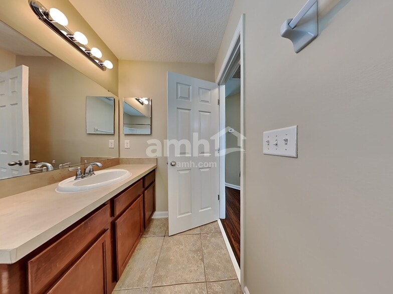 Building Photo - 304 Blossom Way