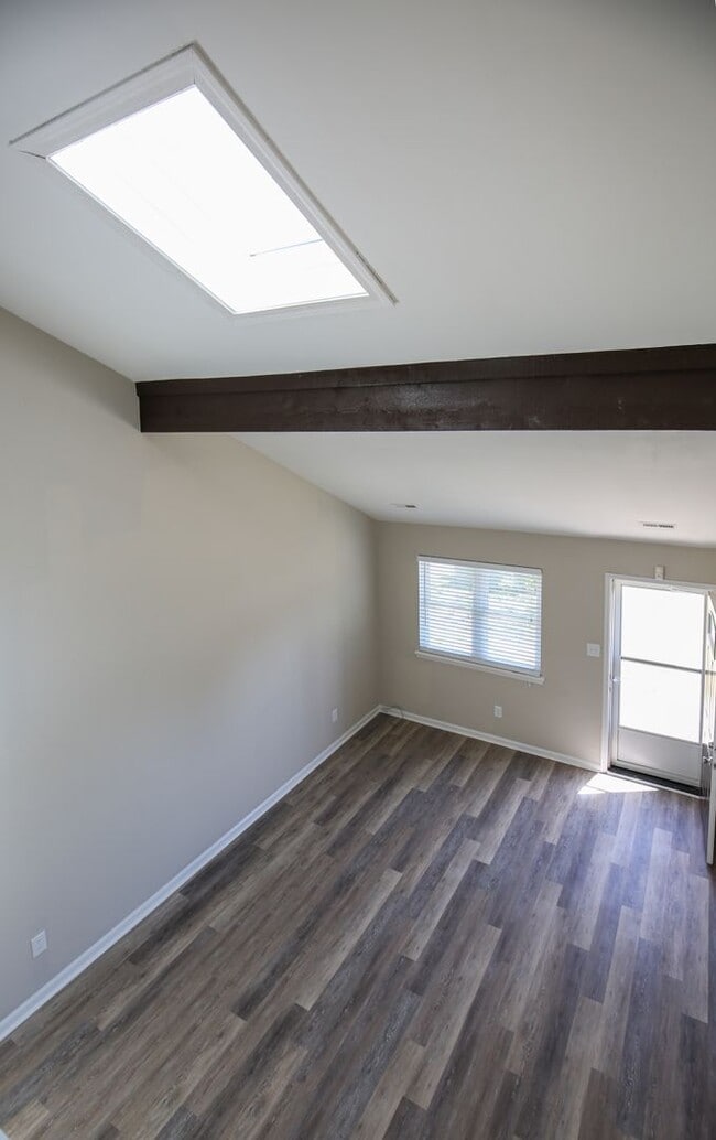 Building Photo - Updated Townhome w/GARAGE in BRANCHWOOD!