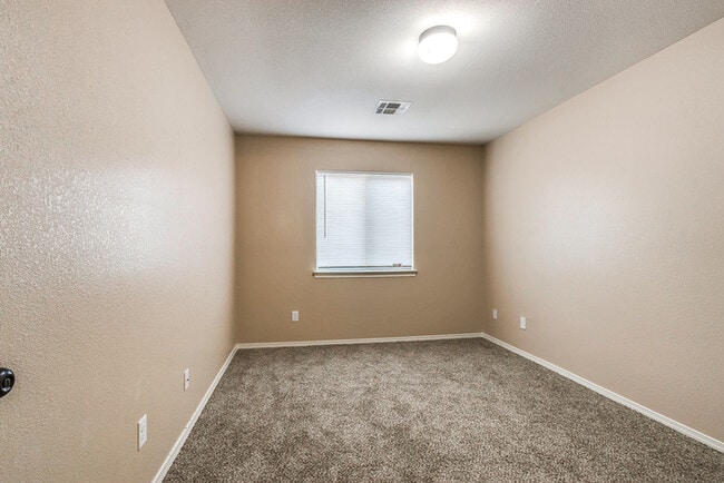 Building Photo - Immaculate Eastside 4-bedroom home in El P...