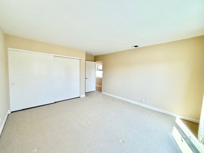 Building Photo - 2204 Kingsbridge Ln