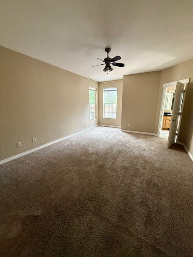 Building Photo - Beautiful 3 Bedroom 2 Bathroom House  **2 Weeks Free Rent**