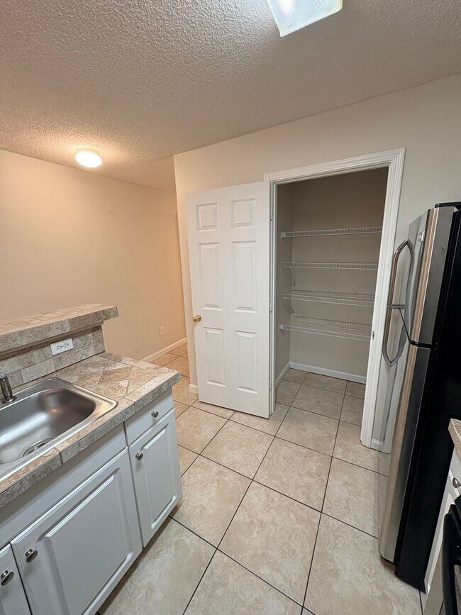 Building Photo - Welcome To The Estates At Westbury