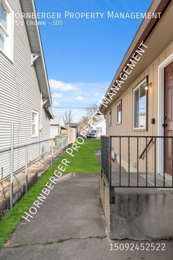 Building Photo - Newly Remodeled 2 Bed 1 Bath Duplex on Spo...