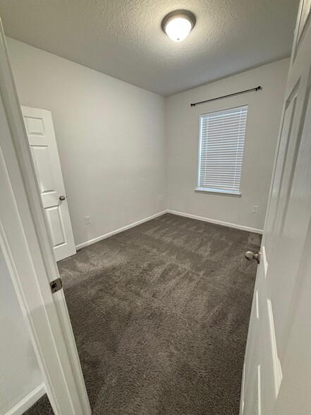 Building Photo - 900 Lakefront Village Dr
