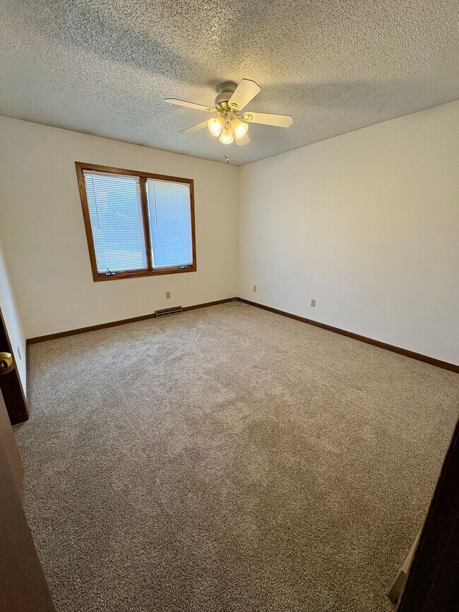 Building Photo - 3 bedroom 2 bathroom