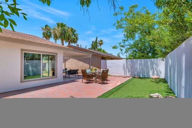 Building Photo - 7509 N Vía Del Elemental