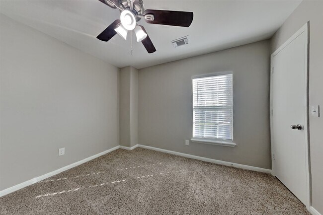 Building Photo - 19123 Oakway Dr
