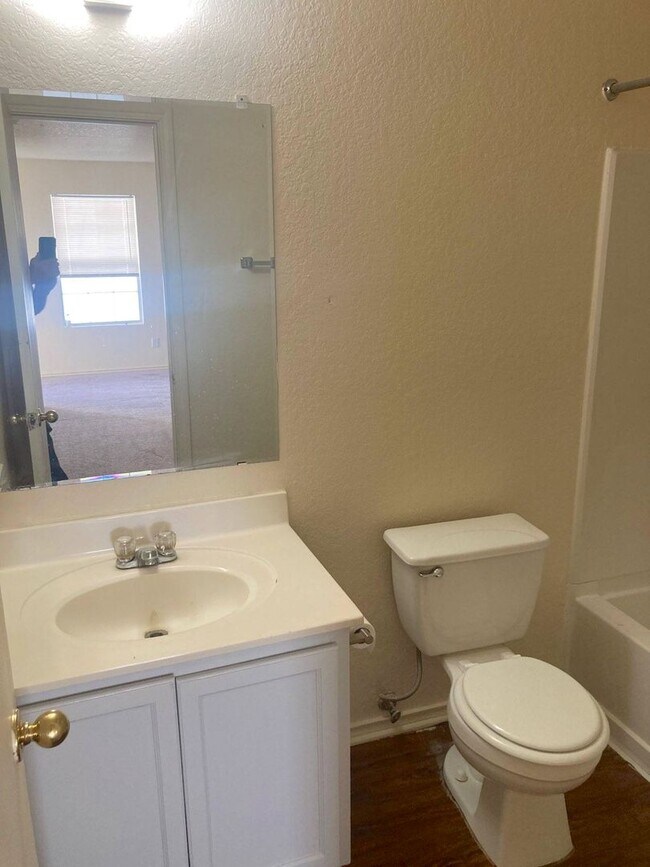 Building Photo - Spacious open concept ranch