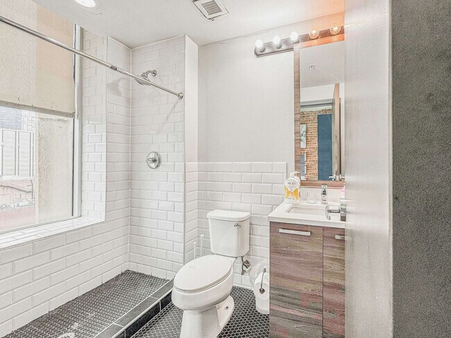 Building Photo - 555 Evergreen St